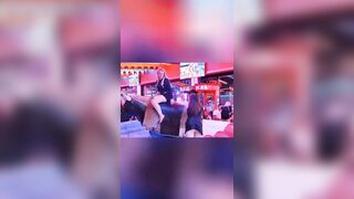 Đi Bò rung, E gái Xinh đẹp bị Hất Tụt Quần lót Lộ lồn Trên Live