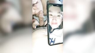 Gọi video cho em gái xem bạn nó bú cu mình, em nó nứng quá phải tụt quần thủ dâm luôn