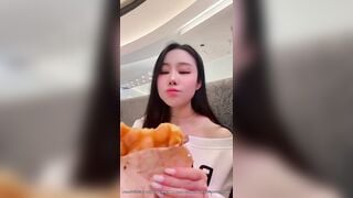 Gái dâm bú cặc người yêu trong quán nước hàng ngon dâm đãng kích thích