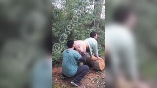 Bú lồn chị khoá trên đít căng giữa rừng