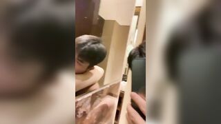 Bú liếm địt nhau trong nhà vệ sinh trường hàng ngon dâm đãng