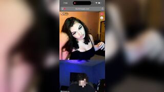 Omegle teen khoe khuyên vú với trai lạ