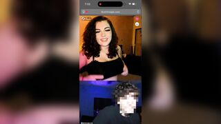 Omegle teen khoe khuyên vú với trai lạ