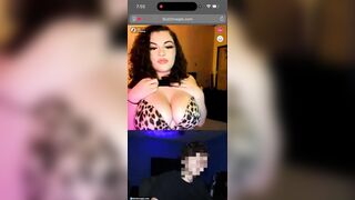 Omegle teen khoe khuyên vú với trai lạ