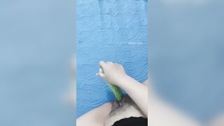 Dâm nữ lên cơn nứng lồn thủ dâm với quả dưa chuột