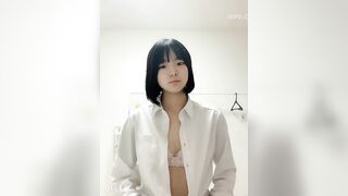 Cô gái tóc ngắn dễ thương đang thủ dâm