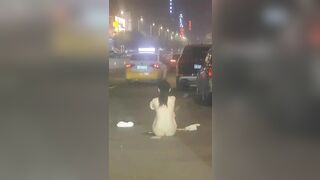 Cởi đồ giữa đường khi giận bạn trai