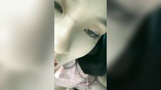 Gái xinh mặt dâm thèm tinh trùng há mồm lè lưới cho các anh bắn tinh vào mồm