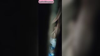 Em sinh viên quỳ gối bú cu bạn trai