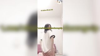 Không mặc quần call khoe hàng với aiu