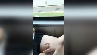 Gái dâm nứng lồn móc thủ dâm kích thích trên xe khách lồn múp