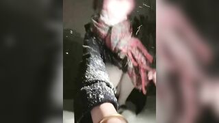 Trời tuyết mà em rau ra đường khoe hàng đái dâm đãng kích thích