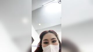 Dâm nữ MMlive lynaxxx lồn hồng đi khách nhưng vẫn livestream show chịch kiếm thêm