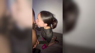 Châu Á nhỏ bé bú con cặc to tây đen 2