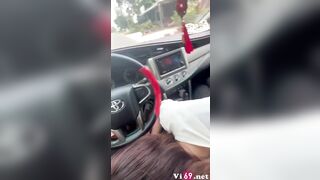 Đang lái xe em kéo quần anh ra bú mút chỉnh cần số 2