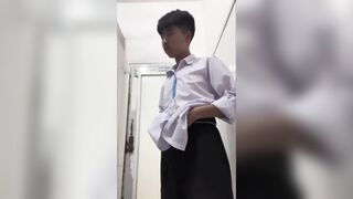 Học sinh quay tay trong nhà vệ sinh