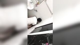 Em gái say rượu vào nhần WC nam bị anh nhân viên đè vào góc tường đụ nát lồn