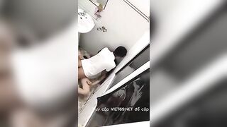 Em gái say rượu vào nhần WC nam bị anh nhân viên đè vào góc tường đụ nát lồn
