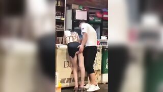 Sờ mông người lạ say rượu ở quán nước mông to