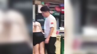 Sờ mông người lạ say rượu ở quán nước mông to