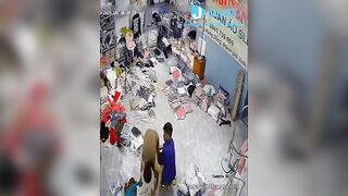 Xem cam thì phát hiện vợ bị khách hàng hấp dâm