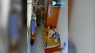 Xem cam thì phát hiện vợ bị khách hàng hấp dâm