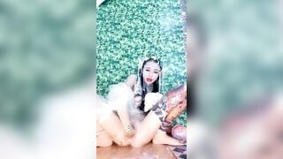Nhét cả bàn tay vào lồn thủ dâm dâm đãng kích thích siêu dâm hàng ngon chảy nước