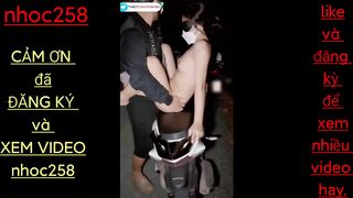 Em gái đi chơi về khuya ở đoạn đường vắng bị 2 thanh niên đè ra địt toét lồn 4