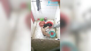 Quay lén em hàng xóm vú to lồn ngon tắm nhìn là muốn địt