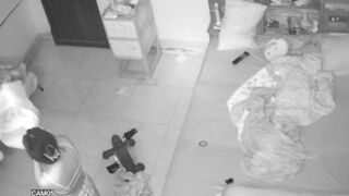 quay lén bé Học sinh mới lớn thay đồ đi học