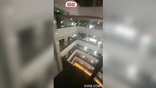 Trời mưa bão mà anh bắt em dừng xe giữa đường chịch mới chịu
