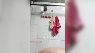 Chị vợ tắm cho em rể xem