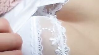 Sờ bóp vú to của em gái họ ngây thơ mới lớn