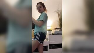 E đang Ăn mì tôm và Bắt e bú cu, Cuốn mì tôm vào Chim vừa bú Vừa ăn Với tinh trùng