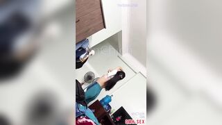 Bé sinh viên thay đồ chuẩn bị đi học vẫn bị anh đè ra địt bắt bú cu xuất tinh lên bụn