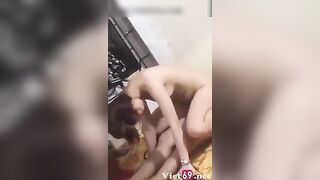 Đứng rình ngoài của quay trộm vợ chồng anh rể địt nhau
