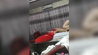 Vào phòng gọi con gái thì bắt gặp cảnh nó đang bú buồi cha dượng