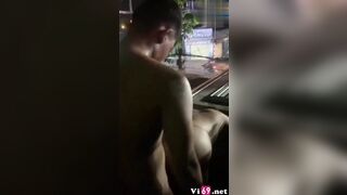 Đứng quay clip cho bạn và người yêu đụ nhau trên ban công giữa phố