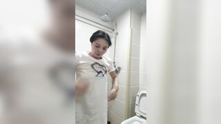 Quay lén được mẹ vợ tắm ngon quá