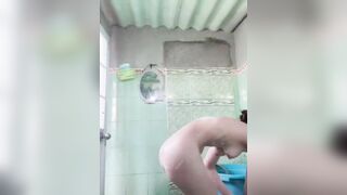 Em tiktoker lộ clip show hàng đi tắm, có cả clip móc