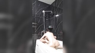 Cặp đôi địt nhau trong bồn tắm
