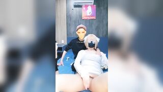 Genz vừa chịch vừa live