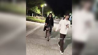 Dắt con chó cái có cu đi ra công viên đi đái