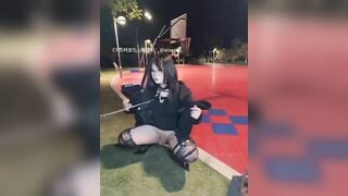 Dắt con chó cái có cu đi ra công viên đi đái