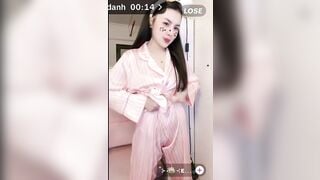 Không mặc giáp trong trả kèo lộ cả khe bướm