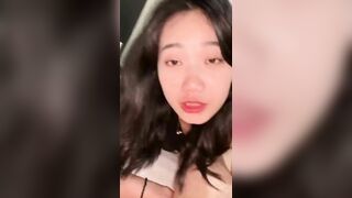 bé nữ sinh ngại ngùng khi được anh quay phim