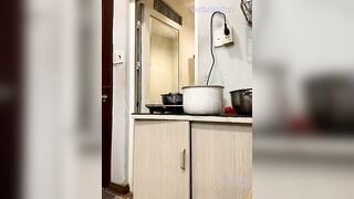 Em Emily Y Đi Tắm, Vừa nấu ăn Vừa Thủ dâm Móc Lồn Lên Đỉnh bắn nước