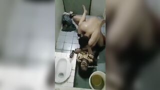 Đi Hát Dụ Con Bạn Thân Uống Say Rồi Vào WC Chơi