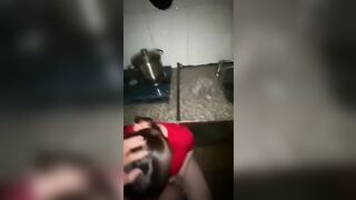 Đôi trẻ lén lút làm tình trong căn bếp