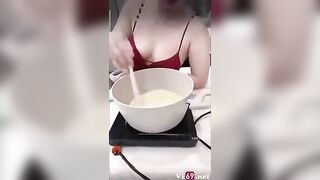 Nấu ăn cũng không yên với cơn nứng của bạn trai